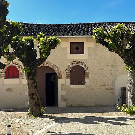 Отель Domaine De L'Ecorcerie Fontaine-le-Comte Экстерьер фото