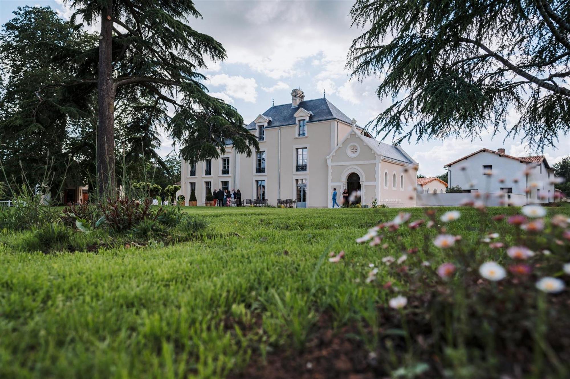 Отель Domaine De L'Ecorcerie Fontaine-le-Comte Экстерьер фото