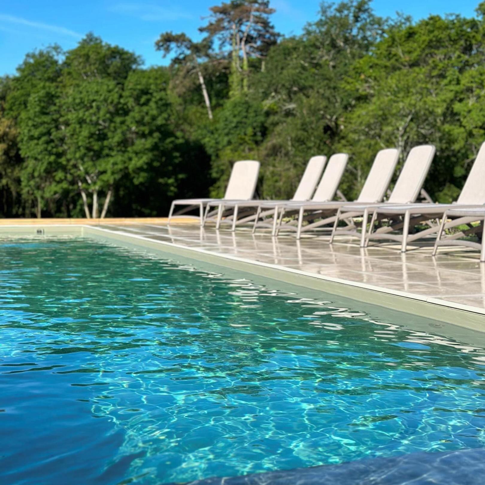 Отель Domaine De L'Ecorcerie Fontaine-le-Comte Экстерьер фото