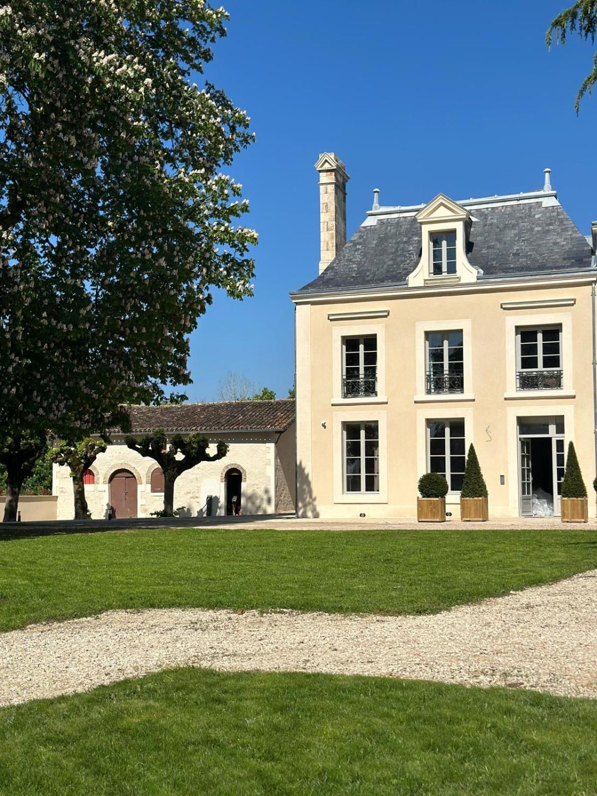 Отель Domaine De L'Ecorcerie Fontaine-le-Comte Экстерьер фото